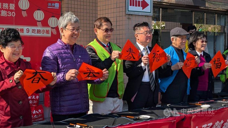農曆春節將近,創世基金會13日舉行「第35屆寒士吃飽30」記者會,前副總統陳建仁(左2)、衛福部次長呂建德(右3)等人出席。中央社記者曾以寧攝 114年1月13日