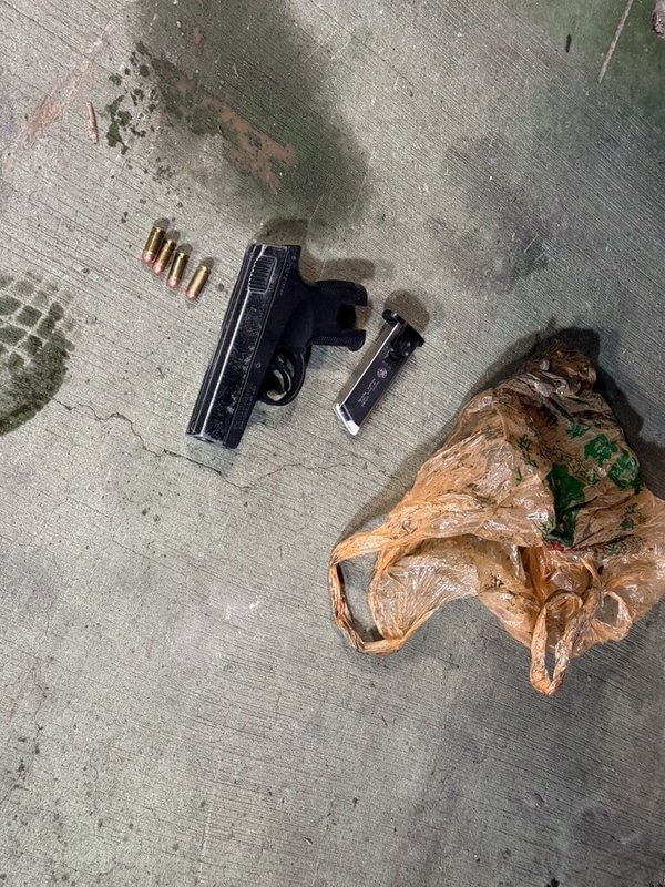 宜蘭監獄前9日發生擄人槍擊案,簡姓男子開槍後逃逸,警方12日凌晨在苗栗大湖山區一處果園溝渠查獲簡男,並起獲犯案槍枝(圖)及毒品等證物。(讀者提供)中央社記者王朝鈺傳真 114年1月13日