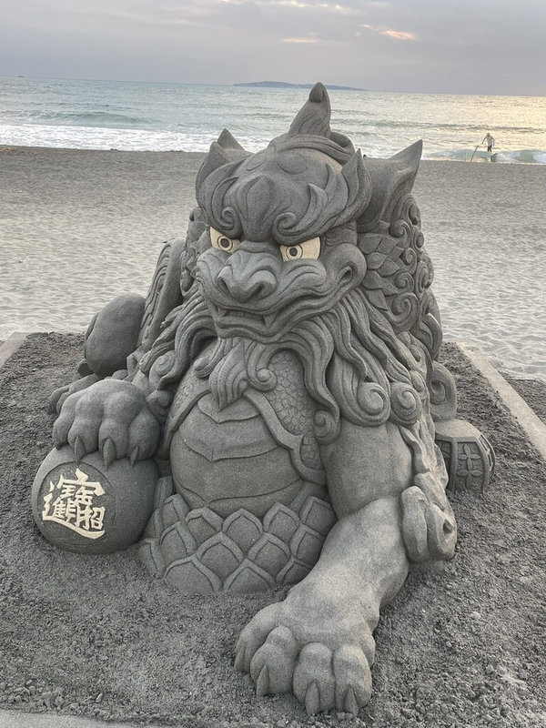 大鵬灣國家風景區管理處將舉辦青洲灣派對活動,今年結合生肖及春節主題,推出主題沙雕展「歡喜金蛇年 神獸來拜年」,藝術總監、沙雕師陳坤田表示,青洲灣沙質含泥量較高,技術可以發揮到90%,比起其他地區白沙更容易表現。(大鵬灣國家風景區管理處提供)中央社記者黃郁菁傳真 114年1月13日