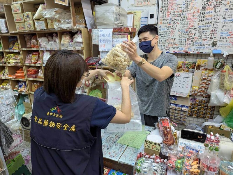 農曆春節將至，台中市衛生局14日表示，已啟動春節食安專案，查驗應景食品、年菜、年節伴手禮、年貨大街及年節網購食品製造等場域，共稽查194處，稽查結果均合格；同時也查核應景食品標示69件，結果均符合規定。圖為台中市食安處人員稽查情形。（台中市政府提供）中央社記者郝雪卿傳真  114年1月14日