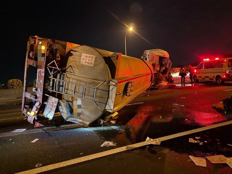 國道1號南下高雄路竹段339公里處14日凌晨發生3車交通事故,其中一部載運氫氧化鈉槽車翻覆,由環境部專業技術小組及環保局到現場協助,後續由槽車公司派遣空車前往移轉洩漏物質及拖吊。(國道公路警察局第五公路警察大隊提供)中央社記者張已亷傳真 114年1月14日