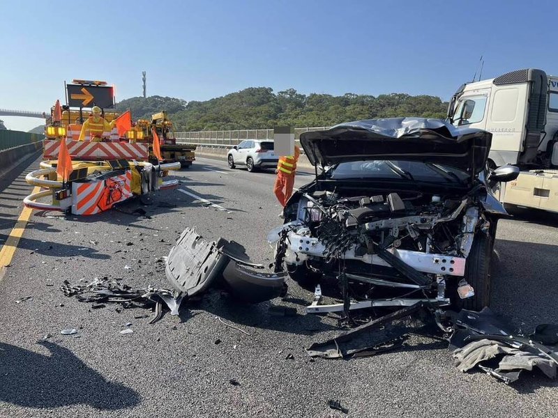 國道3號南下通霄至苑裡路段14日上午發生租賃自小客車撞擊國道施工緩撞車事故，所幸未釀傷亡。（警方提供）中央社記者管瑞平傳真  114年1月14日