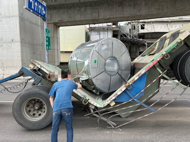 高雄市前鎮區14日發生一輛拖板車行經新生路時疑不堪承載鐵圈負重，導致板台斷裂下凹，連帶使柏油路面毀損出現坑洞，所幸並未有人員傷亡。（高雄市前鎮警分局提供）中央社記者洪學廣傳真  114年1月14日