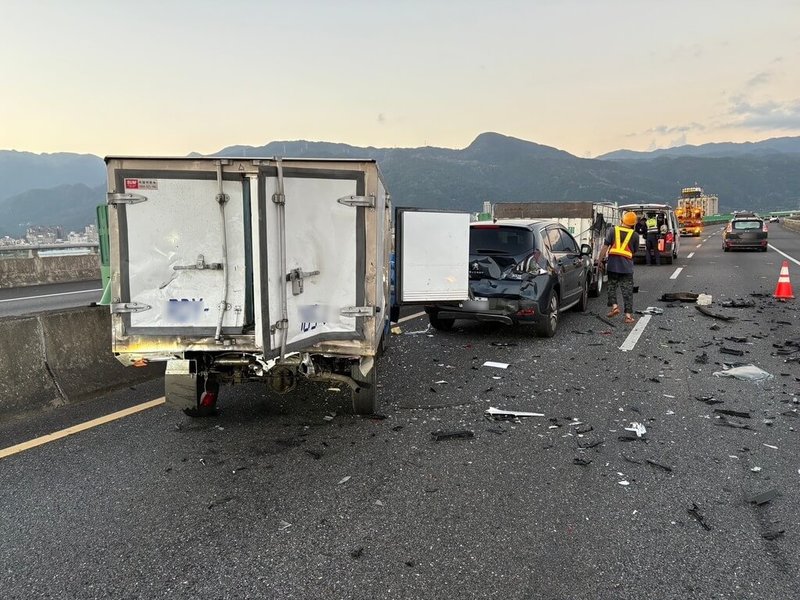 國道5號32公里處北上車道14日傍晚發生8車追撞事故，現場車殼零件散落一地，共造成3人輕傷送醫，詳細肇事原因仍待釐清。（宜蘭縣消防局提供）中央社記者沈如峰宜蘭縣傳真  114年1月14日