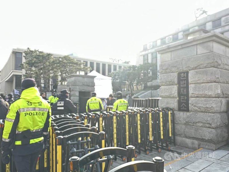 韓國總統尹錫悅彈劾案14日首次開庭,憲法法院正門前部署圍欄及警力戒備。中央社記者廖禹揚首爾攝 114年1月14日
