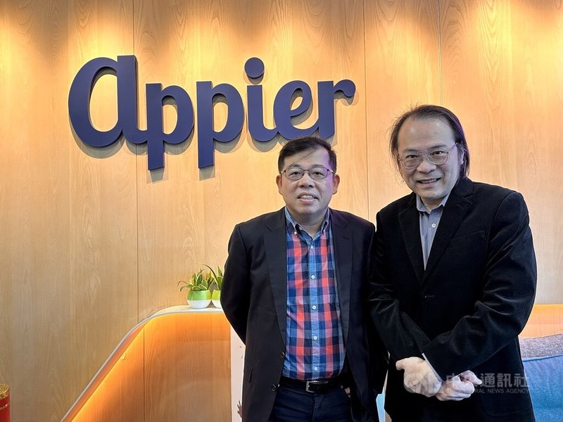 沛星互動科技（Appier）於14日舉辦2025智慧行銷領袖高峰論壇，圖為Appier執行長暨共同創辦人游直翰（左）與Appier獨立董事簡立峰（右）。簡立峰指出，電商未來趨勢將透過對話式方式來做銷售，可降低客服成本。中央社記者蘇思云攝 114年1月14日