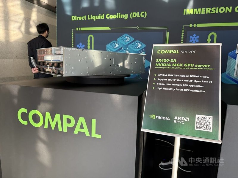 代工廠仁寶14日舉辦尾牙旺年會,現場展示最新伺服器技術與冷卻方案,預計2025年人工智慧(AI)伺服器占整體伺服器營收比重將達到15%至20%。中央社記者吳家豪攝 114年1月14日