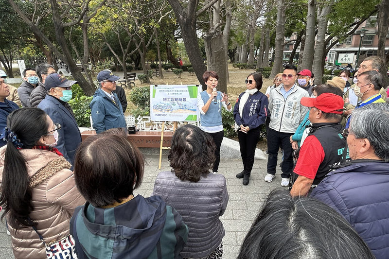 民進黨立委陳亭妃（後中持麥克風者）14日邀集相關單位，前往會勘台南市東區中華東路3段污水下水道工程設計，盼各單位能針對工程規畫問題深入討論並制定解決方案，減少對附近居民的不便與安全風險。（陳亭妃服務處提供）中央社記者楊思瑞台南傳真  114年1月14日