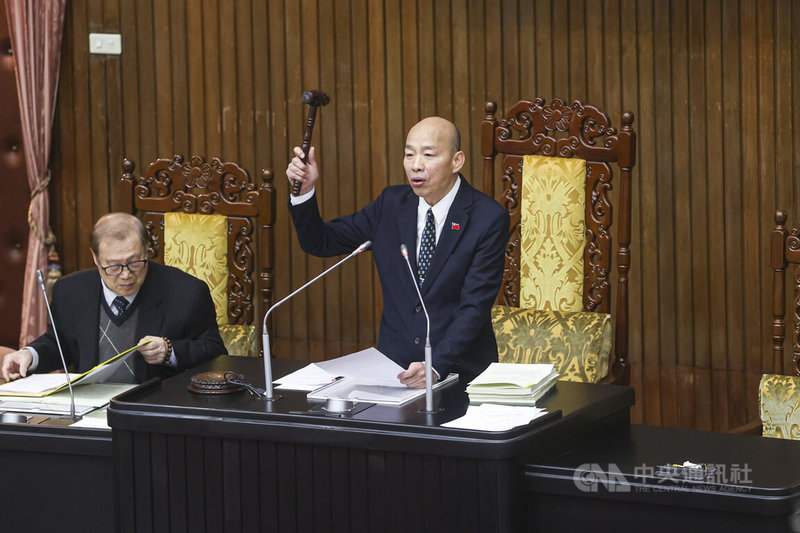 立法院會14日通過駐德國台北代表處與德國在台協會刑事司法互助協議等案，有助增進刑事司法合作效率相關事宜。圖為立法院長韓國瑜（右）敲下議事槌。中央社記者鄭清元攝  114年1月14日