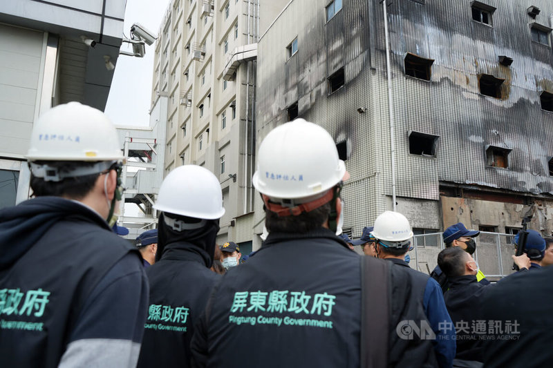 屏東東港安泰醫院2024年10月發生火警,起火點動力中心為違建,縣府14日派員強制拆除。中央社記者黃郁菁攝 114年1月14日