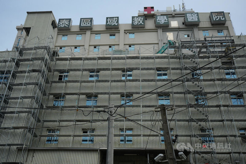 屏東縣東港安泰醫院D棟主建築利用東南側法定空地,垂直增建地上6層,領照面積1萬618平方公尺,違建面積4490平方公尺。中央社記者黃郁菁攝 114年1月14日