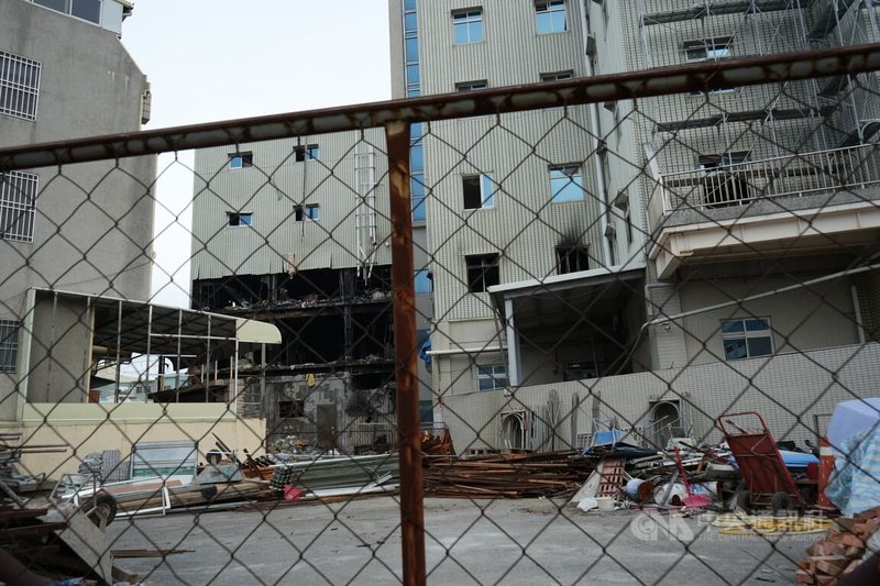屏東縣東港安泰醫院113年10月發生大火,縣府勘察後發現全院範圍內幾近一半是未申請建照的違法建築物,14日起強制拆除。中央社記者黃郁菁攝 114年1月14日