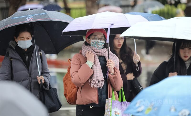 圖為台北市內湖區民眾穿戴圍巾及毛帽禦寒。（中央社檔案照片）