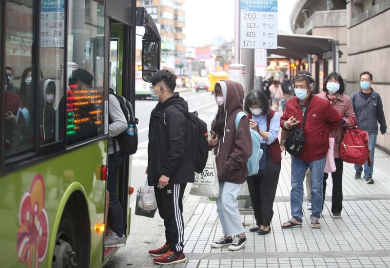 圖為台北民眾排隊搭乘公車。（中央社檔案照片）