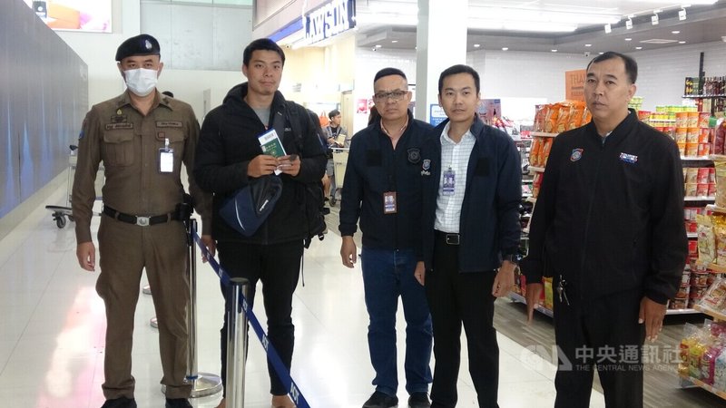 台灣火舞表演者謝岳鵬遭騙到緬甸詐騙園區,在台泰警方合作下14日安全搭機返台。圖為謝岳鵬(左2)在曼谷蘇凡納布機場和泰國警方合照。中央社記者呂欣憓曼谷攝 114年1月14日