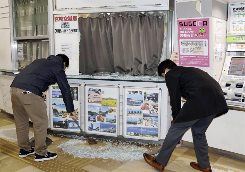 日本宮崎縣近海13日晚間發生規模6.6地震，JR宮崎機場站櫃檯玻璃碎滿地。（共同社）