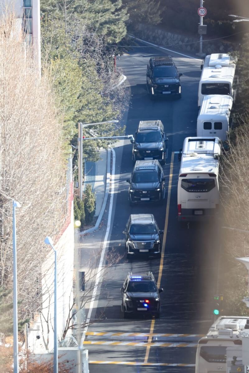 載著韓國總統尹錫悅的車隊離開官邸前往公調處。（韓聯社）