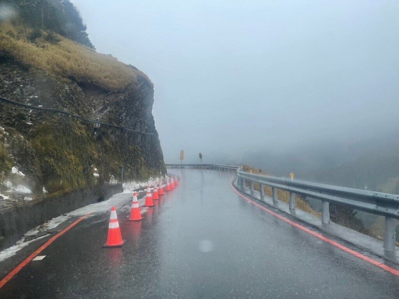 大陸冷氣團加上水氣，合歡山15日短暫降冰霰，不過台14甲線路面未明顯積雪。（交通部公路局提供）中央社記者蕭博陽南投傳真  114年1月15日