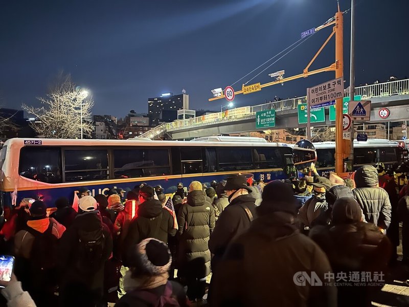 韓國高級公職人員犯罪調查處15日凌晨再度嘗試逮捕總統尹錫悅,總統官邸附近集會的支持者被警方強制遣散仍滯留現場。中央社記者廖禹揚首爾攝 114年1月15日