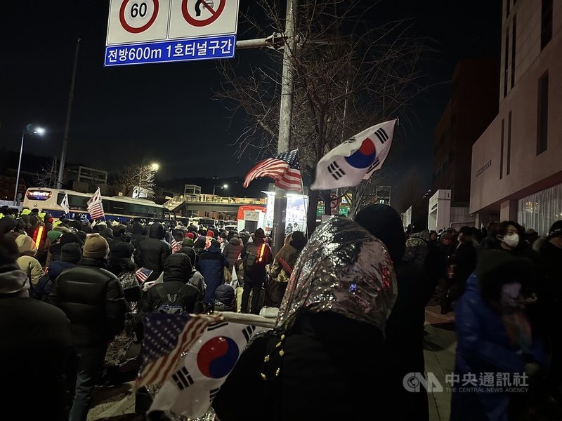 韓國高級公職人員犯罪調查處15日凌晨前往官邸逮捕總統尹錫悅,許多尹錫悅支持者身披防寒物品聚集在官邸附近試圖阻止。中央社記者廖禹揚首爾攝 114年1月15日