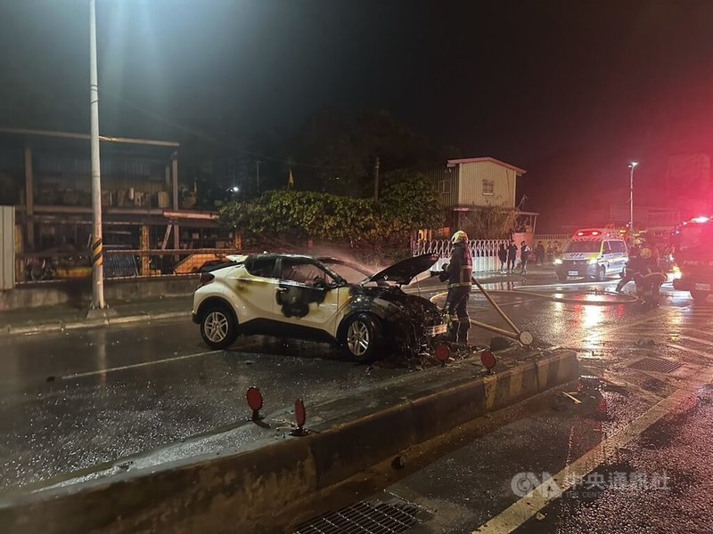 新北市五股區新五路二段15日清晨發生火燒車，疑駕駛自撞匝道護欄後起火，警消迅速滅火並疏導交通。（翻攝照片）中央社記者王鴻國傳真  114年1月15日