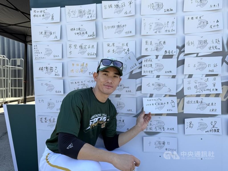 中華職棒台鋼雄鷹隊下勾投手張喜凱(圖)盼2024年二軍好感覺能展現在一軍,他的開季心願卡上除寫下代表信仰的「見證神同在的一年」,也寫下目標是2025年度最佳進步獎。中央社記者謝靜雯攝 114年1月15日