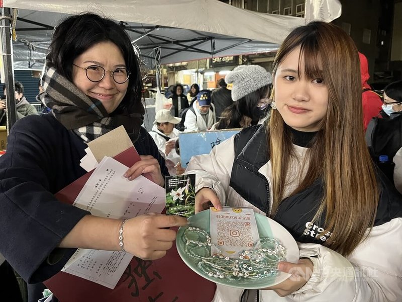 公民團體15日晚間在苗栗縣竹南鎮保民宮舉辦「冬季青鳥在竹苗,濫權立委究責會」,有女大生(右)到場發送自製手環,分享民主愛台灣理念「不希望台灣變成下一個香港」。中央社記者管瑞平攝 114年1月15日