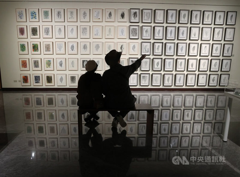 「就是愛,台灣:2025林磐聳台灣意象展」15日在台北盛大開展,展區呈現90幅「台灣練習曲」系列作品,是他自2005年到2024年間,陸續以台灣島嶼圖像發想的作品,開展首日便吸引外國遊客爭睹。中央社記者郭日曉攝 114年1月15日