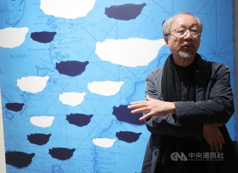 「就是愛,台灣:2025林磐聳台灣意象展」15日起在中正紀念堂盛大開展,藝術家林磐聳(圖)受訪時談及海報作品「漂泊的台灣」(1994),他說,「如果要挑一張作為我一生關鍵的作品,那就是這張,因為我想反映台灣幾百年來的歷史現狀。」中央社記者郭日曉攝 114年1月15日