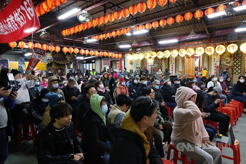 公民團體舉辦「冬季青鳥在竹苗,濫權立委究責會」15日晚間在苗栗縣竹南鎮保民宮登場,吸引不少民眾頂著低溫到場參與。中央社記者管瑞平攝 114年1月15日