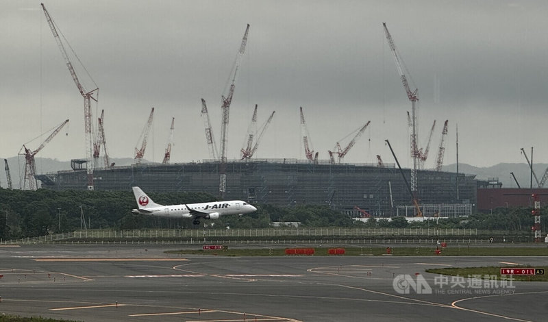 日本半導體製造商Rapidus在北海道千歲市設晶圓代工廠，目標2027年量產2奈米晶片，共需5兆日圓，目前還缺4兆日圓。此外，也面臨技術的確保等諸多挑戰。圖為2024年6月從新千歲機場拍攝。中央社記者楊明珠北海道攝 114年1月15日