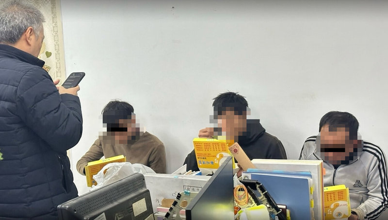 移民署苗栗縣專勤隊15日表示,3名越南籍失聯移工在頭份市一處夾娃娃機店內玩樂取物,查緝人員現身也渾然不知,經當人員出示證件表明身分,3人神態輕鬆坦承失聯,束手就擒,被帶回查處、收容。(移民署苗栗縣專勤隊提供)中央社記者管瑞平傳真 114年1月15日