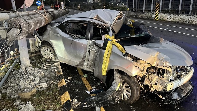 1輛轎車15日凌晨行經苗栗縣台1線造橋路段失控自撞中央分隔島，駕駛一度因斷裂電桿壓困車內，經熱心民眾協助脫困後送醫。（民眾提供）中央社記者管瑞平傳真  114年1月15日