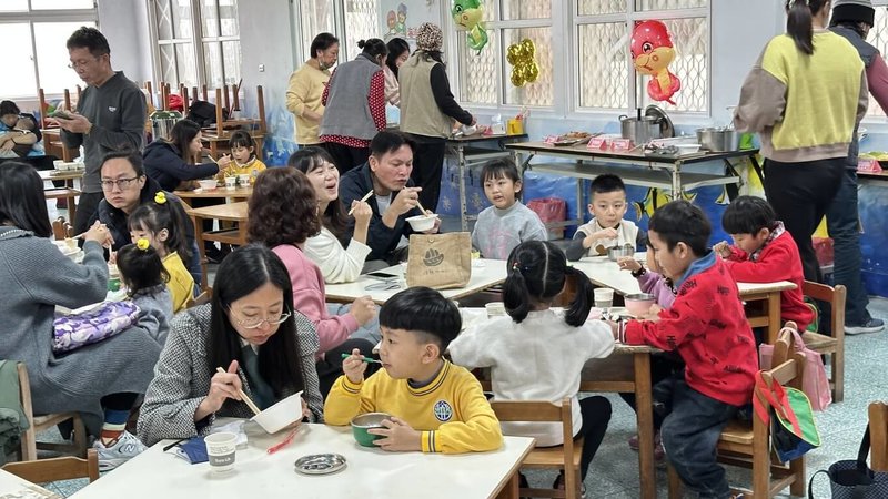 農曆春節將至,澎湖湖西鄉公所所轄幼兒園15日舉行「食農教育創意年菜圍爐」活動,公所與師生提前圍爐,感受年節傳統美食文化。(湖西鄉公所提供) 中央社 114年1月15日