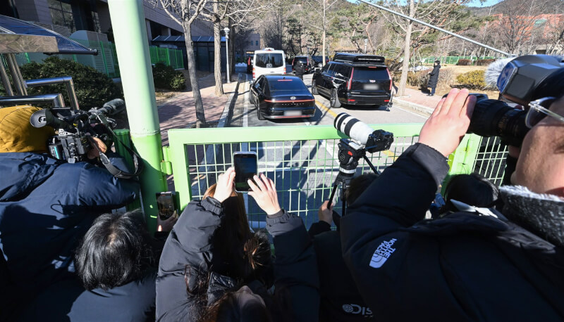 韓國戒嚴聯合偵查組15日上午逮捕總統尹錫悅。圖為尹錫悅車輛抵達果川政府大樓。（韓聯社）