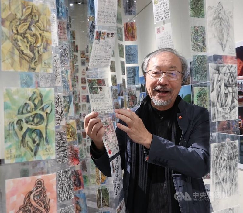 藝術家林磐聳(圖)長年來陸續擔任不同國際設計獎項評審,他每到一個地方,便會記錄他所見到的題材如花草、地圖路線等,並將這些都畫為台灣島嶼造型明信片寄給自己,如今累積有2000餘張。中央社記者郭日曉攝 114年1月15日