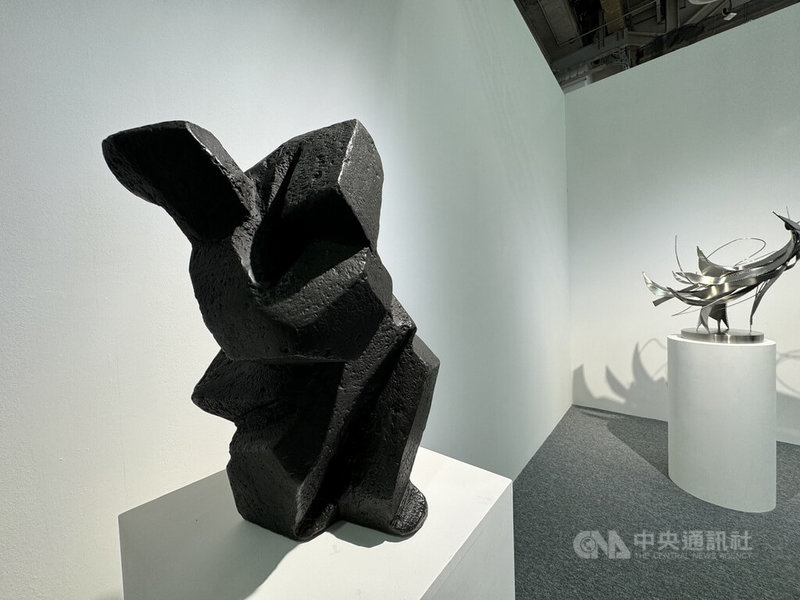 新加坡國際藝術博覽會(ART SG)17日至19日舉行展會,亞洲藝術中心參展,展出包含朱銘等人作品。中央社記者吳昇鴻新加坡攝 114年1月16日