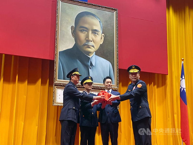 台北市長蔣萬安（右2）16日主持「台北市警察局卸、新任分局長、大隊長聯合布達交接典禮」，期許大家未來都能有優秀表現、為民服務。中央社記者黃麗芸攝  114年1月16日