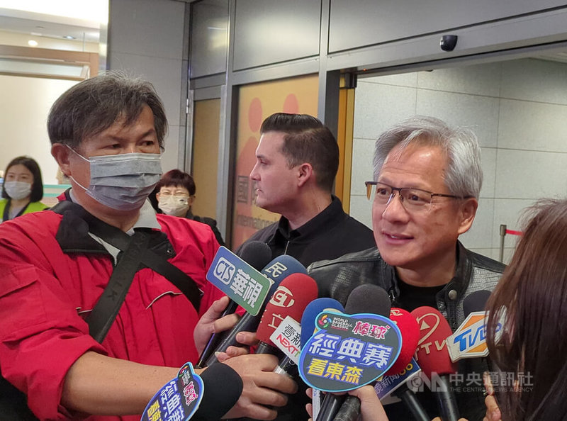 輝達(NVIDIA)執行長黃仁勳(右)16日搭機抵達台中國際機場,他接受媒體聯訪時表示,這次是要與在台員工慶祝農曆新年,16日要參加矽品精密工業公司的新廠揭牌活動,矽品一直是很親密合作夥伴,很高興來慶祝他們的新工廠。中央社記者蘇木春攝 114年1月16日