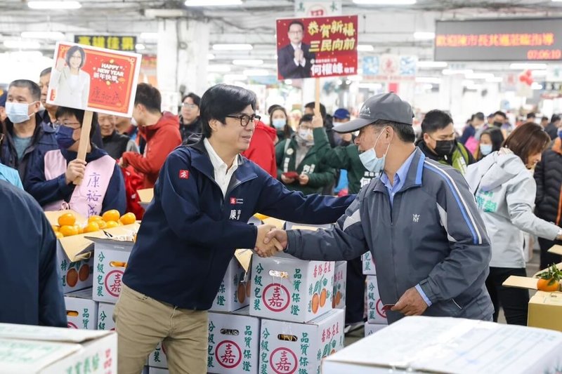 高雄市長陳其邁（前中）16日巡訪鳳山及高雄果菜批發市場，了解春節期間民生物資供應情況，並向現場果菜攤商、供應商及市民拜早年。（高雄市政府提供）中央社記者蔡孟妤傳真  114年1月16日