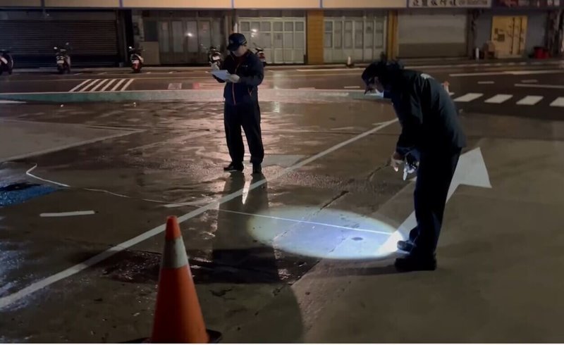 澎湖縣警察局新任局長交接布達前夕,所轄馬公分局光明派出所員警15日執行巡邏勤務時,在馬公市民福路發現可疑車輛進行盤查,呂姓毒品通緝犯倒車衝撞員警加速逃逸,警方最後在馬公市菜園社區一帶將呂姓毒品通緝犯逮捕到案,依法送辦。圖為警方現場採證。(澎湖縣馬公警分局提供)中央社 114年1月16日