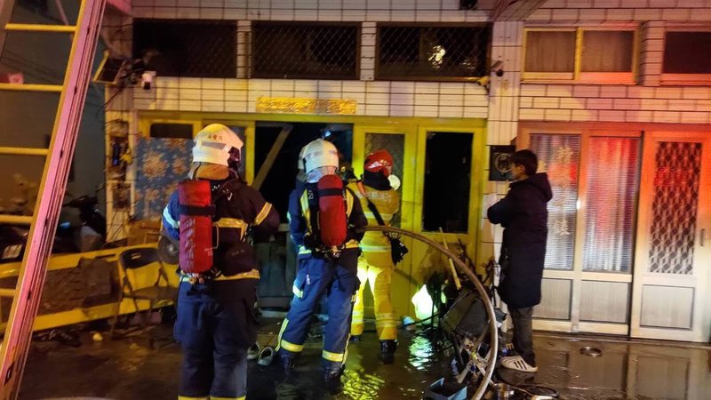 澎湖縣政府消防局15日深夜接獲報案,指馬公市林森路1處民宅爆炸起火,經漏夜搶救撲滅火勢,救出3人送醫。(澎湖縣政府消防局提供)中央社 114年1月16日