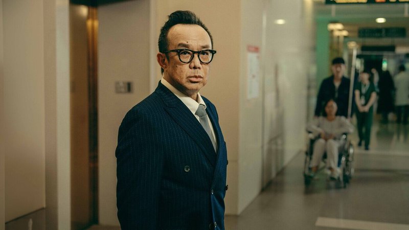 歌手黃大煒(圖)演出影集「化外之醫」,飾演劇中少數穿著體面西裝的謎樣角色,他直言過去長年專注音樂創作,從未想過自己會踏入演員領域,當初接演時很猶豫。(公視、中華電信、瀚草文創提供)中央社記者洪素津傳真 114年1月16日