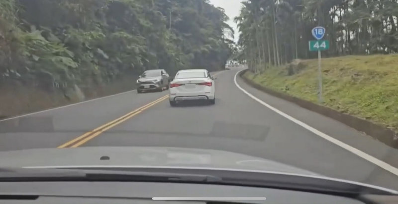 民眾近日於社群網站貼文反映1輛白色自小客車在嘉義縣番路鄉台18線44公里路段，違規跨越雙黃線行駛及且龜速行駛，警方將依法開罰。（警方提供）中央社記者蔡智明傳真  114年1月16日