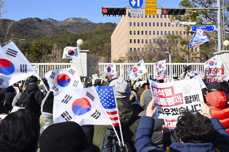 韓國戒嚴聯合偵查組15日逮捕總統尹錫悅，成為韓國憲政史上首例現職總統被逮捕。圖為尹錫悅支持者15日聚集總統官邸前聲援。（共同社）