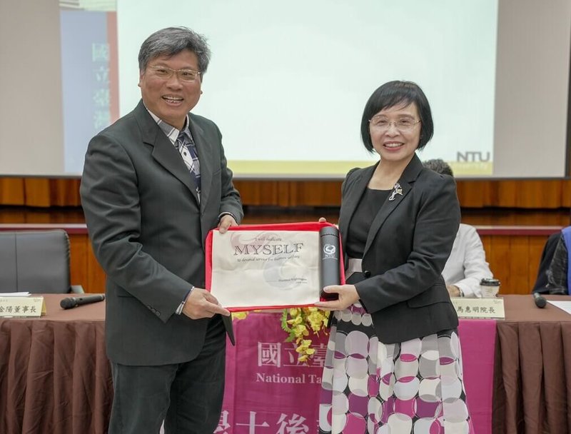 台大學士後護理系17日在台大醫院雲林分院舉行招生說明會，豐泰文教基金會董事長林金陽（左）會中宣布，提供獎助學金新台幣12萬元及就業獎勵金30萬元，助力護理人才留任。（台大醫院雲林分院提供）中央社記者姜宜菁傳真  114年1月17日