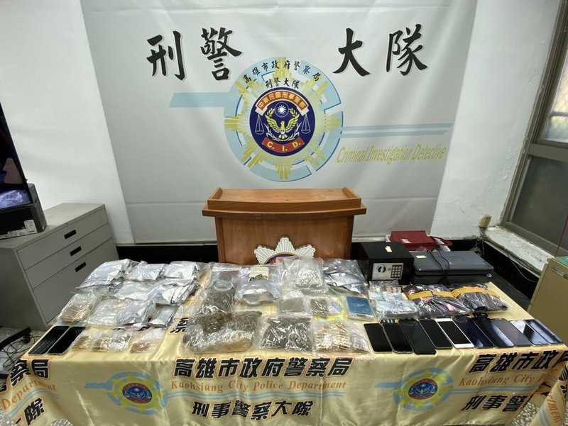 高雄市警察局刑事警察大隊日前獲報有販毒集團在通訊軟體公開販毒，經跟蒐發現集團以俗稱「蜜蜂」外送毒品，警方帶回傅姓主嫌等8人，起獲市價約新台幣500萬元的大麻、喪屍煙彈毒品及現金、手機等相關證物。（高市刑大提供）中央社記者洪學廣傳真  114年1月17日