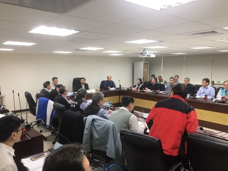 勞動部17日召開全國勞動檢查機構首長聯繫會報,部長洪申翰(後左2)與各勞動檢查機構首長及職安署同仁共同檢討過去工作成效,並研商未來重點方向。(勞動部提供)中央社記者吳欣紜傳真 114年1月17日