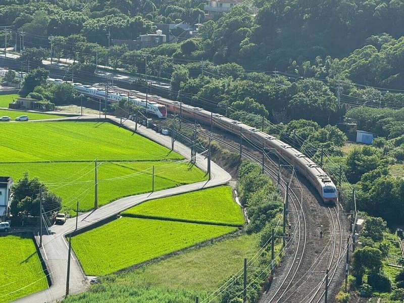 新竹縣敬老卡、愛心卡除補助搭乘公車、計程車外，自民國112年8月起開通乘坐台鐵補助，即日起台鐵補助更從單趟補助上限50點翻倍為100點，盼能鼓勵長者及身障者多踏出家門。圖為台鐵列車運行畫面。（新竹縣政府提供）中央社記者魯鋼駿傳真  114年1月17日