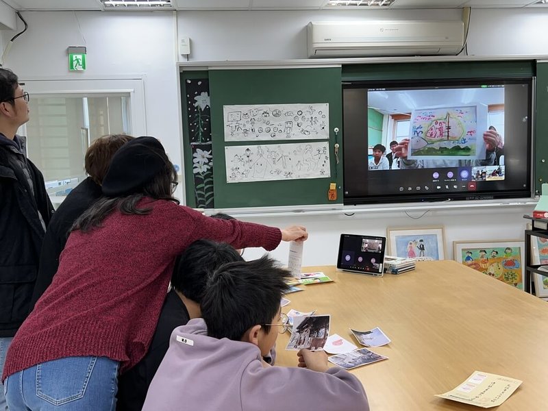 連江縣東莒國小與日本香川高松市立男木小中學校都位處離島,2024年底透過互寄自製明信片展開交流,17日兩校舉辦學生線上交流會,輪流介紹以島嶼風景為主題的自製明信片。(東莒國小提供)中央社記者潘欣彤傳真 114年1月17日